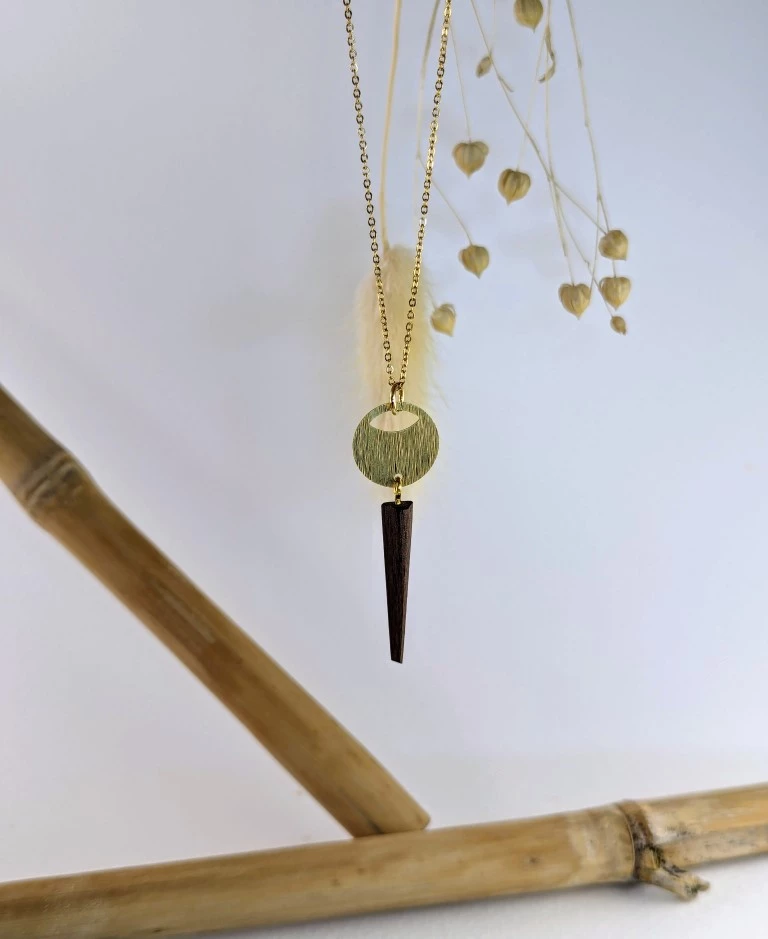 Collier, pendentif en Bois (noyer noir)