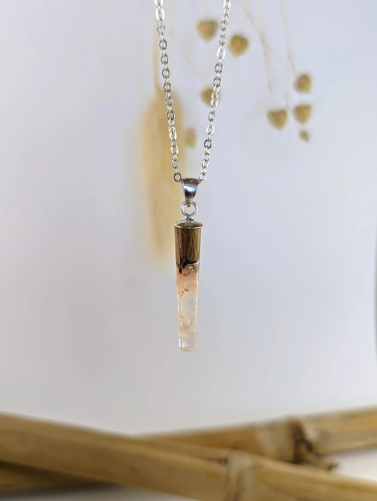 Collier, pendentif en Bois&Résine