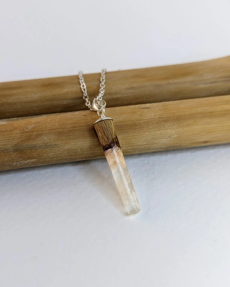 Collier, pendentif en Bois&Résine